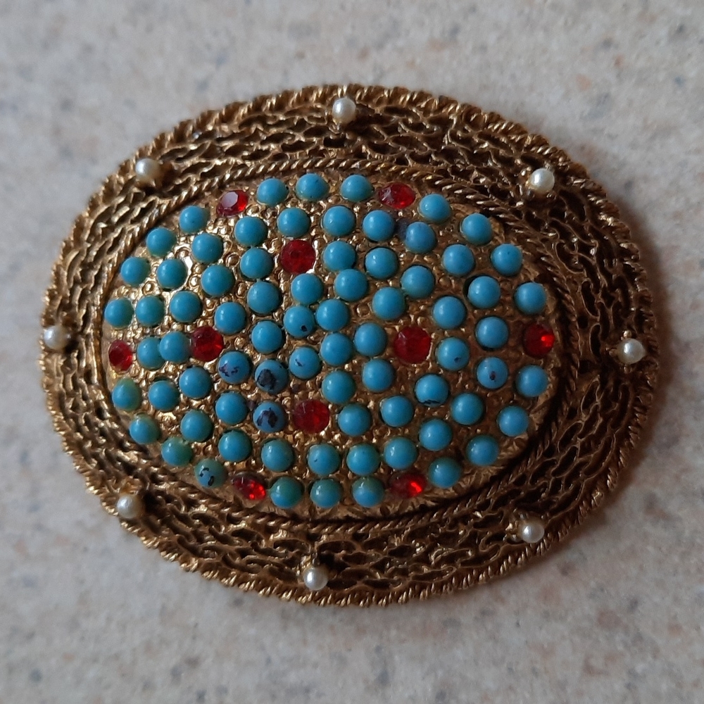 Statement brooch